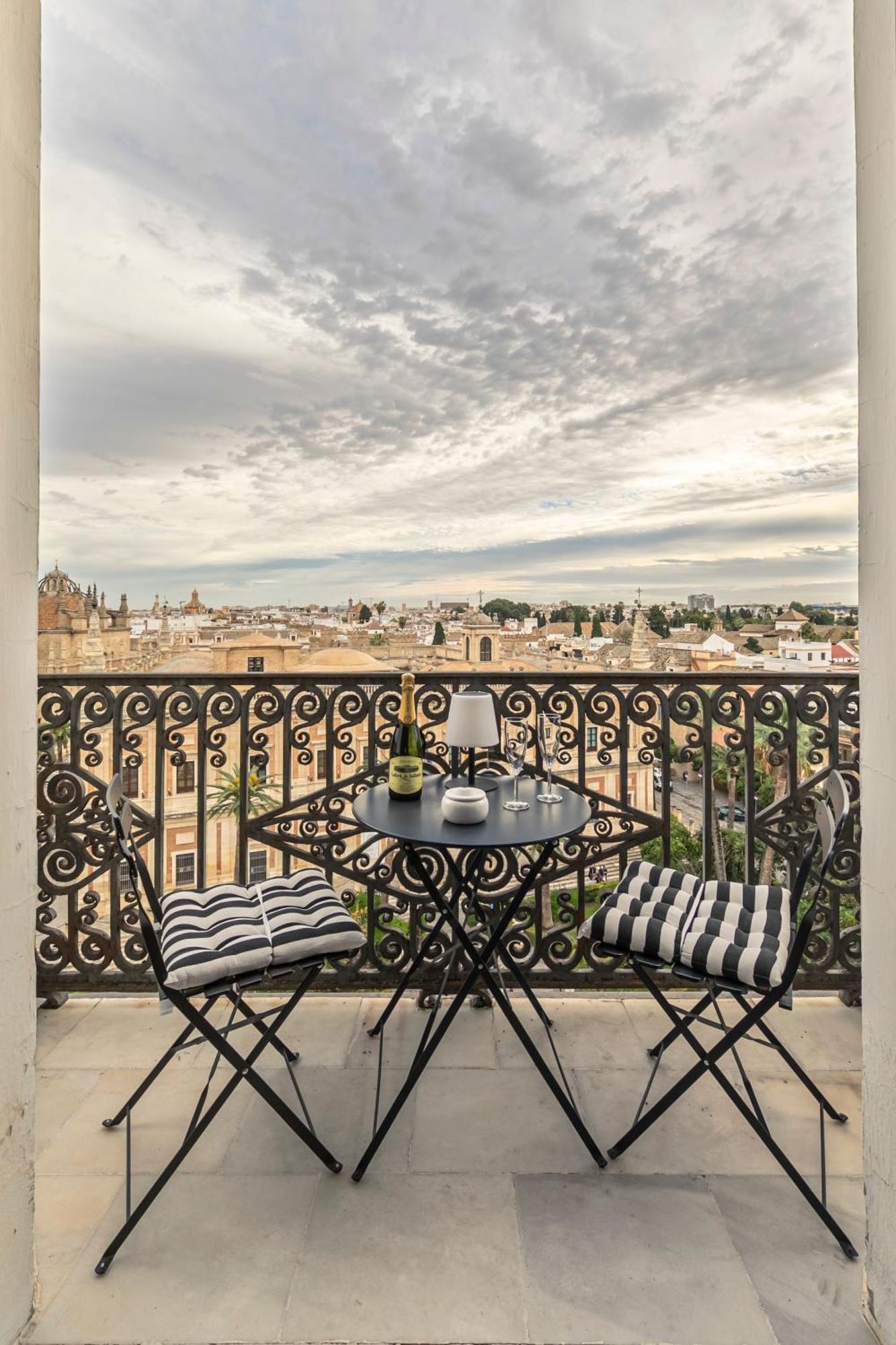 Isg Apartments The Most Exclusive Apartment In Sevillaparking מראה חיצוני תמונה